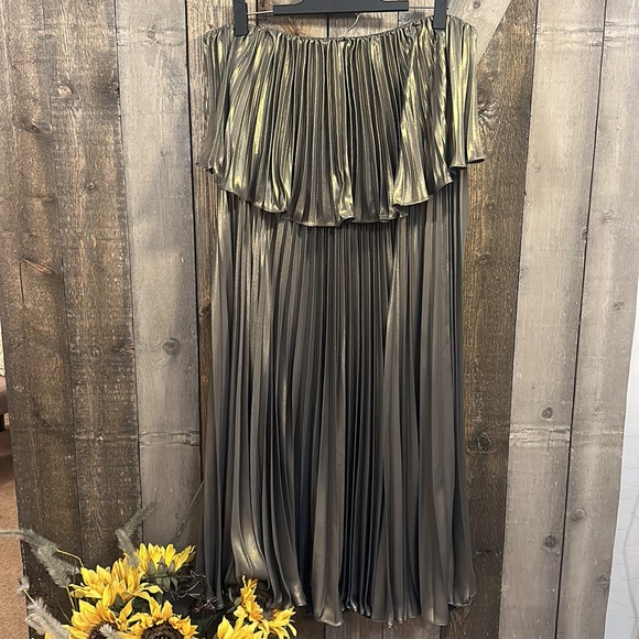 NWT Anthropologie Green & Gold Metallic Pleated Skirt and Top Set - Picture 6 of 16